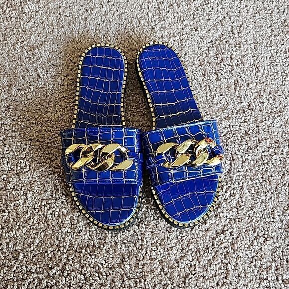 NWOT Royal Blue flat outdoor slipper with gold chain on top - Picture 2 of 4